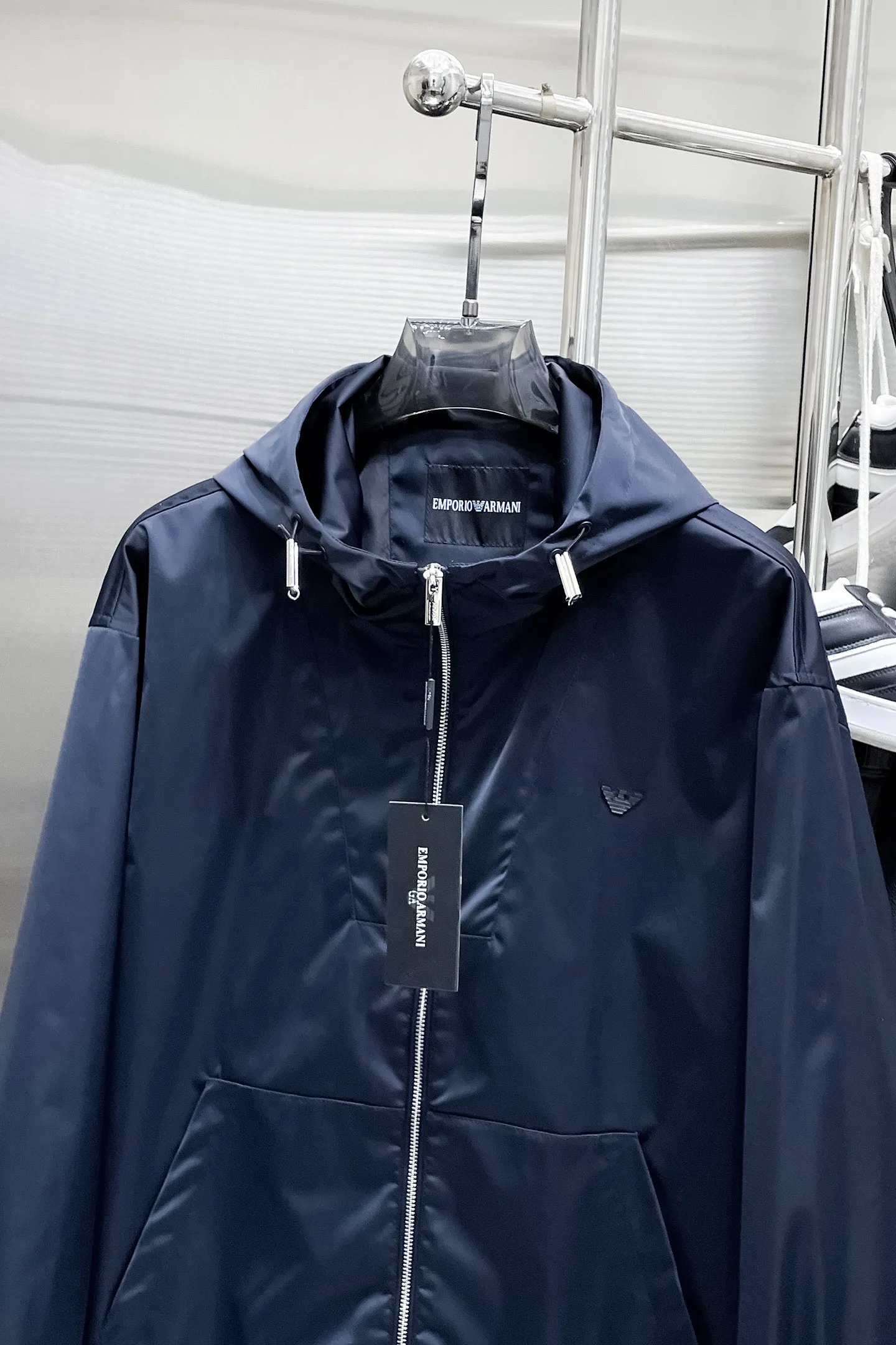 Armani official website Same Style, complete with three labels, on sale in advance. 2026 Autumn and Winter New Arrival men's jacket, Original with complete three labels, Premium version. Custom-made fabrics at the counter. Breathable, high comfort, impeccable details, brand element design concept, reflecting high quality. It feels delicate and soft, presents a casual cut, and has a great upper body shape. Sizes: M～3XL,